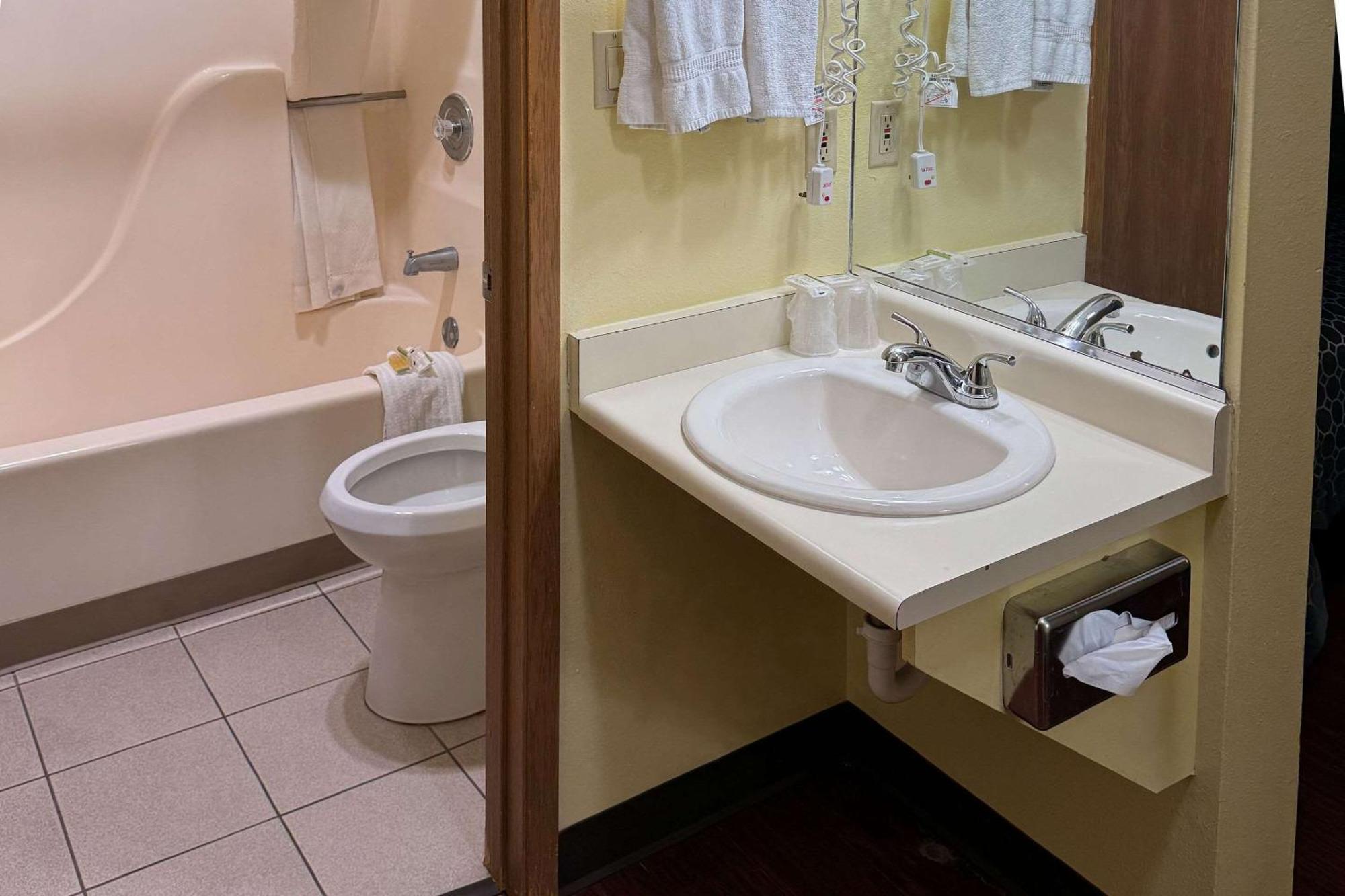 Rodeway Inn Moriarty エクステリア 写真